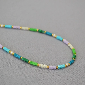 Collana fatta a mano con perle quadrate di turchese colorate e accenti di perle su tessuto