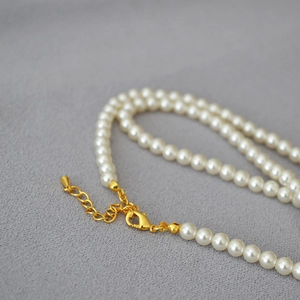 Collier de perles blanches élégant avec fermoir mousqueton doré et chaîne réglable
