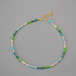 Collana artigianale con perline colorate in pietre quadrate e finiture dorate
