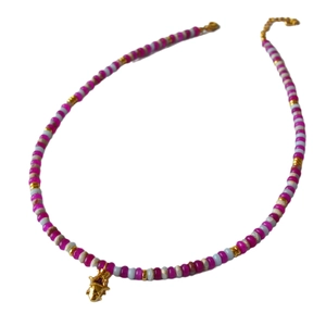 Collier perlé avec pendentif dragon, perles magenta et pierres naturelles d'été