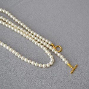 Détail du collier de perles élégant à trois couches avec fermoir OT doré chic
