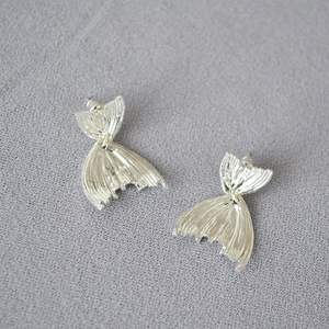 Vintage gold-plated brass fishtail earrings with radiant 925 silver needle textures
