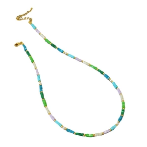 Collana boho con perline di turchese colorate, accenti dorati e catena regolabile