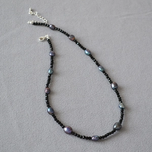 Collana Artigianale Con Perline di Spinello Nero E Perle d'Acqua Dolce Barocche Irregolari per Donna Gioiello Vintage Elegante