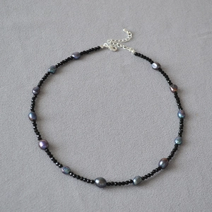 Elegante collana di perline di spinello nero e perle verde pavone per donne