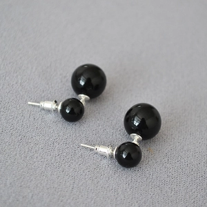 Boucles d'oreilles minimalistes à double perle noire avec tiges en argent 925 poli