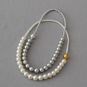 Elegante collana a doppio strato di perle bianche e grigie con sfere magnetiche oro e argento