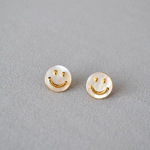 Orecchini In Ottone Placcato Oro Madreperla Faccina Sorridente Con Perno In Argento Sterling 925 Set Collana Per Donna