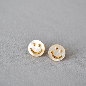 Orecchini a perno minimalisti in ottone dorato con faccina sorridente e intarsio in madreperla