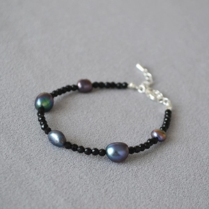 Elegante collana di spinello nero con perle di Tahiti dai riflessi metallici