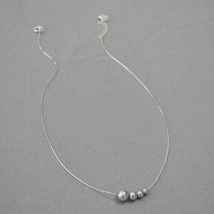 Collier minimaliste à perles argentées dégradées avec chaîne fine et fermoir homard réglable