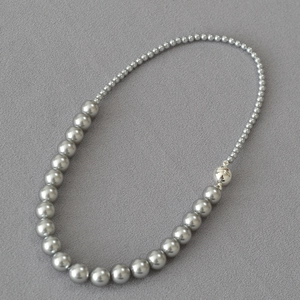 Collana di perle grigio argento sfumate con chiusura magnetica a sfera dorata