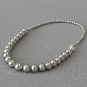 Dettaglio della collana di perle grigie sfumate con chiusura a sfera magnetica argento