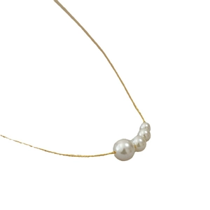 Collier élégant plaqué or avec un dégradé de quatre perles blanches minimalistes
