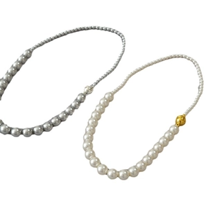 Elegante collana girocollo di perle con sfera dorata e chiusura magnetica