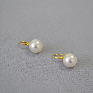Boucles d'oreilles élégantes en perles blanches brillantes avec longs crochets dorés