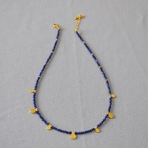 Collier en perles de lapis-lazuli avec sept pendentifs pièces dorées texturées