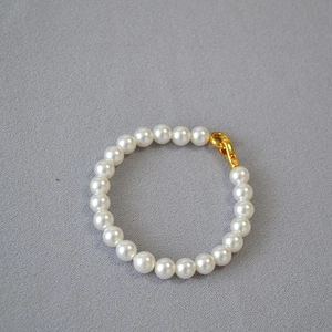 Elegantes Weißes Kunstperlen Armband Mit Vergoldetem Messingverschluss Minimalistischer Schmuck Für Damen Stilvolles Accessoire