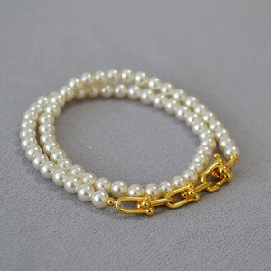 Collier de perles élégant avec double rangée et maillons en U dorés sophistiqués