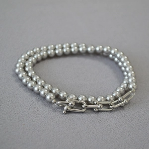 Détail du collier de perles gris argent avec fermoir élégant à maillons en forme de U
