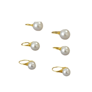 Lot de six bagues dorées élégantes avec perles blanches brillantes sur fond blanc épuré