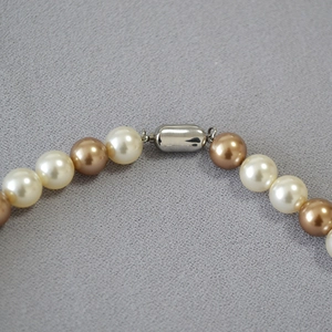 Retro contrast pearl necklace with cream and champagne pearls and metal cylinder buckle