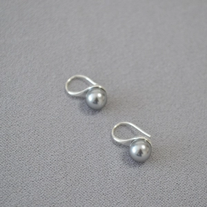 Elegant 925 silver plated gray pearl hook earrings with high luster on dark texture