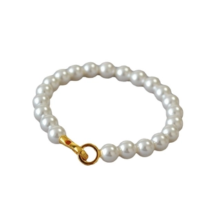 Elegantes hochglänzendes Perlenarmband mit minimalistischem vergoldetem Verschluss für Damen