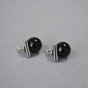 Vue détaillée de boucles d'oreilles minimalistes en argent 925 avec perle d'onyx noire