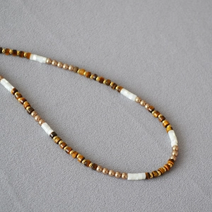 Collier de perles œil de tigre et nacre vintage français de style bohème
