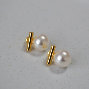 Macro de boucles d'oreilles perles minimalistes avec barre dorée polie au lustre doux