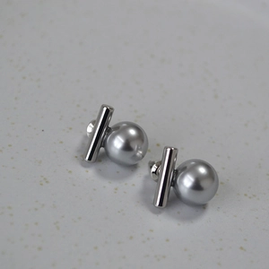 Vue détaillée de boucles d'oreilles minimalistes en argent 925 avec perles grises