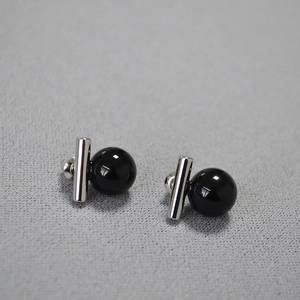 Vue détaillée des boucles d'oreilles en argent 925 avec onyx noir et barre en métal poli