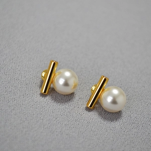 Vue détaillée de boucles d'oreilles perles minimalistes avec barre dorée en argent 925