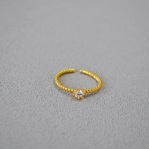 Minimalist gold-plated twisted rope ring with round zircon and six-prong crown setting