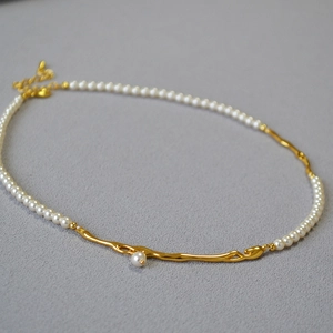 Collier français rétro en laiton doré avec perles et motif de branche organique