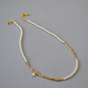 Détail du collier français vintage en perles et branche plaquée or avec fermoir