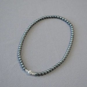 Detailed close-up of dark grey Tahitian pearl necklace with a silver magnetic clasp