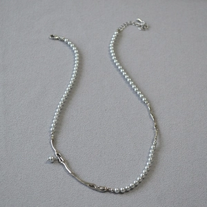 Détails du collier de perles avec branches argentées et petites perles grises
