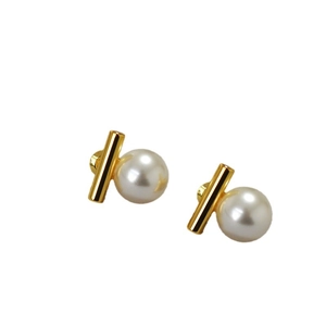 Boucles d'oreilles perles minimalistes avec barre verticale en métal doré sur fond blanc