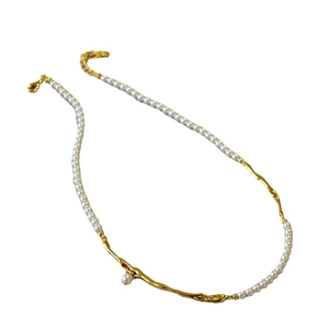 Collier vintage en laiton doré à motif de branche avec des perles blanches