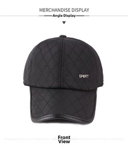 Detail der schwarzen gesteppten Baseballkappe mit Ledereinfassung und Sport-Metalllogo