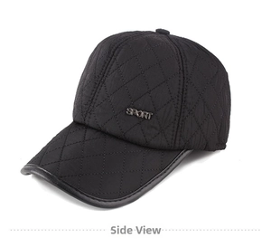 Detail einer schwarzen gesteppten Winter-Baseballkappe mit SPORT-Logo und Ohrenschutz