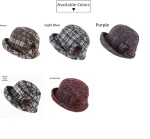 Détail de chapeaux d'hiver à fleurs avec nœuds et pompons en plusieurs coloris