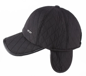 Detail der Winter-Baseballkappe mit Steppmuster, Ohrenklappen und SPORT-Metallplakette