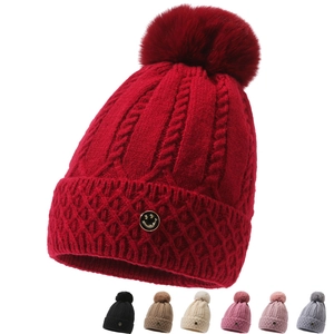 Damen Winter Strickmütze Beanie Dick Warm Zopfmuster Mütze Mit Großem Bommel Und Smiley Abzeichen Fleece Gefüttert Kappe