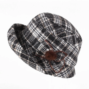Chapeau cloche élégant à carreaux noir et blanc pour femmes avec pompon doux