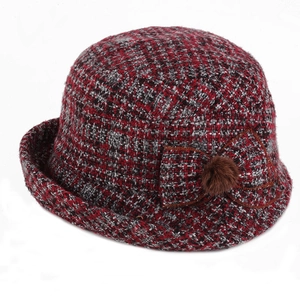 Chapeau cloche d'hiver en tweed à carreaux pour femme avec nœud et pompon marron