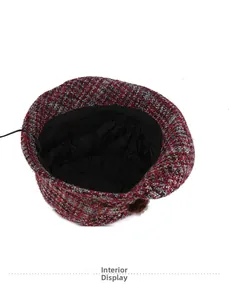 Détail macro du chapeau à carreaux rouges avec doublure matelassée noire chaude