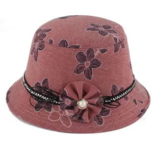 Chapeau cloche rose pour femmes avec imprimé floral et fleur en tissu ornée d'une perle